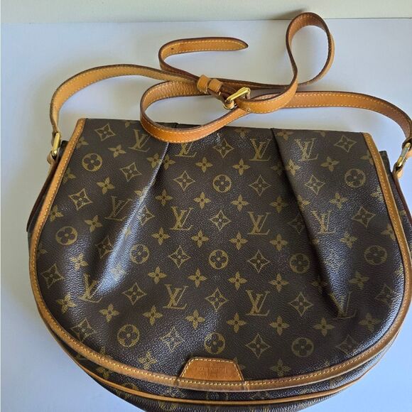 Louis Vuitton Menilmontant MM - Picture 3 of 16